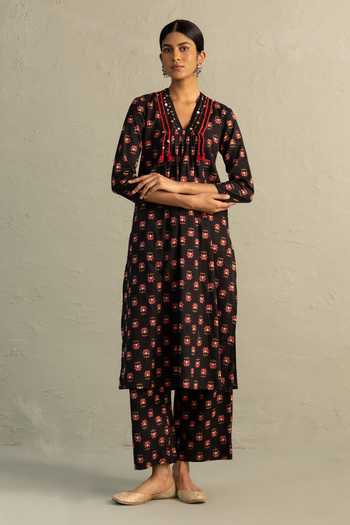 Buy_Charkhee_Black Cotton, Chanderi V-neck Phool Print Kurta Set 