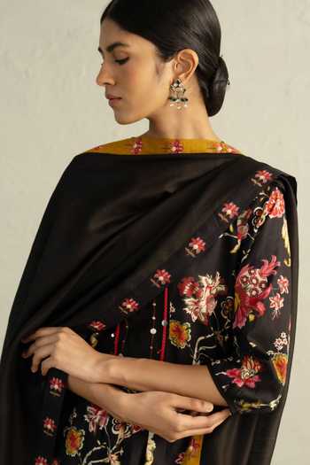 Buy_Charkhee_Black Cotton, Chanderi Split V-neck, Yes Phool Print Kurta Set _Online