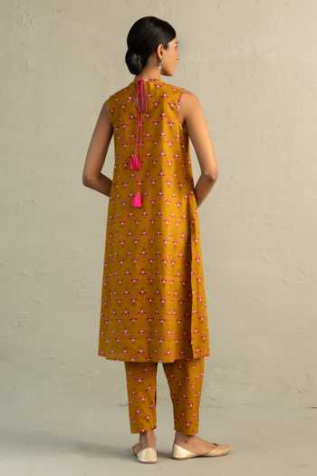 Shop_Charkhee_Yellow Cotton, Chanderi Round Neck Phool Print Kurta Set _at_Aza_Fashions