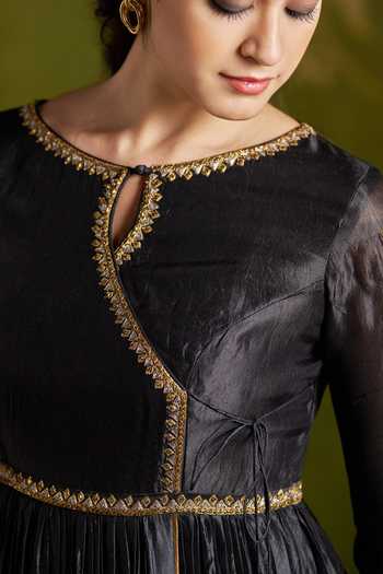 Buy_Almaari By Pooja Patel_Black Silk Keyhole Neck Rochira Pure Anarkali Set _Online