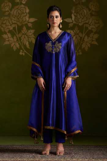 Almaari By Pooja Patel_Blue Silk, Organza V-neck Romisha Kurta Set _Online_at_Aza_Fashions