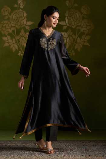 Almaari By Pooja Patel_Black Silk, Organza V-neck, Yes Romisha Embroidered Yoke Kurta Set _Online