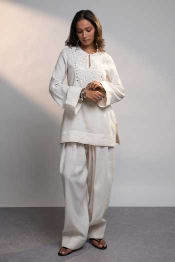 Buy_Style Junkiie_White Linen V-neck Summer Mirror Kurta And Farsi Pant Set _at_Aza_Fashions