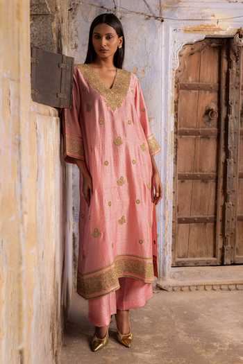 Charu Makkar_Pink Silk V-neck, Yes Hira Embroidered Kurta And Pant Set _at_Aza_Fashions