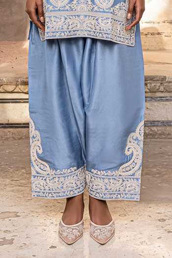 Charu Makkar_Blue Silk, Dupion, Organza Split V-neck, Yes Laiba Paisley Embroidered Kurta Set _Online_at_Aza_Fashions