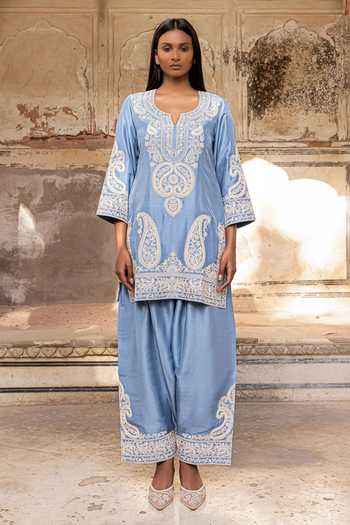 Charu Makkar_Blue Silk, Dupion, Organza Split V-neck, Yes Laiba Paisley Embroidered Kurta Set _Online
