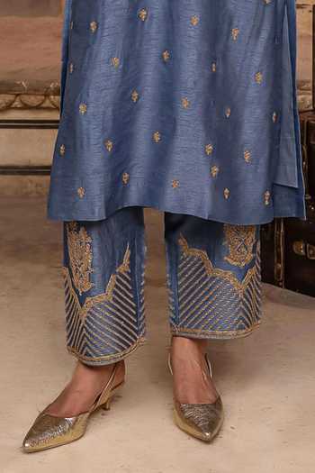 Charu Makkar_Blue Silk, Organza Split V-neck, Yes Rumaila Embroidered Kurta Set _Online_at_Aza_Fashions