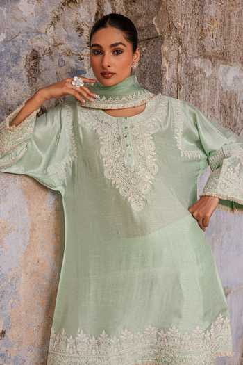 Charu Makkar_Green Silk, Organza Round Neck Falak Embroidered Kurta Set 