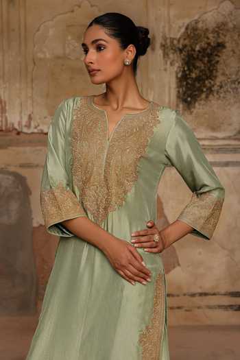 Charu Makkar_Green Silk, Organza Split V-neck, Yes Rumaisa Placement Embroidered Kurta Set _Online_at_Aza_Fashions