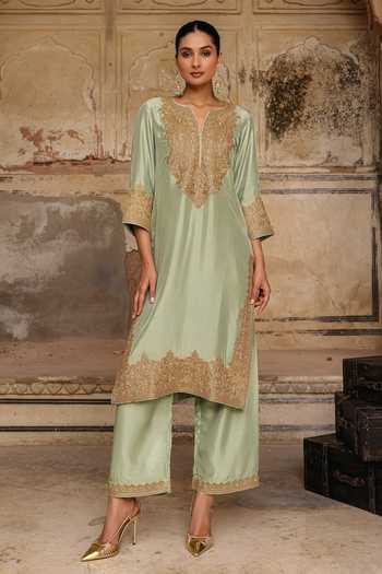 Charu Makkar_Green Silk, Organza Split V-neck, Yes Rumaisa Placement Embroidered Kurta Set _at_Aza_Fashions