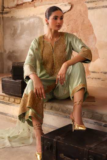 Buy_Charu Makkar_Green Silk, Organza Split V-neck, Yes Rumaisa Placement Embroidered Kurta Set 