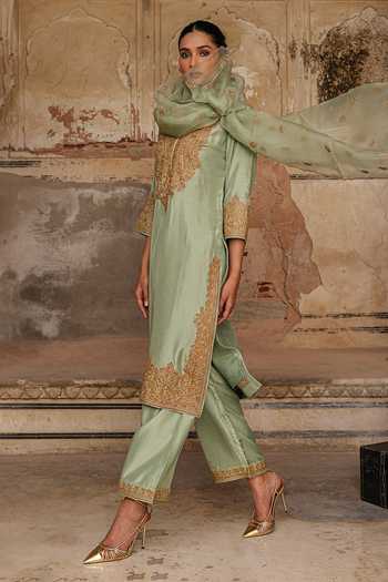 Charu Makkar_Green Silk, Organza Split V-neck, Yes Rumaisa Placement Embroidered Kurta Set _Online
