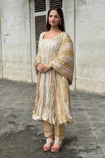 Buy_Etasha By Asha Jain_Gold Crepe, Tissue Square Neck Textured Metallic Kurta Set _at_Aza_Fashions