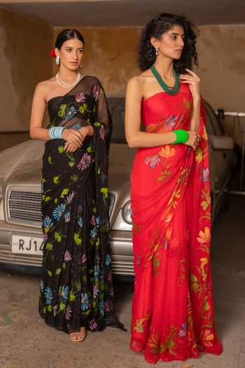 Geroo Jaipur_Red Chiffon Bandeau Neck Handpainted Pre-draped Saree With Blouse _Online