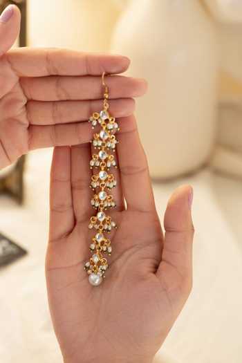 Shop_Do Taara_Gold Plated Kundan Studded Maangtikka _at_Aza_Fashions