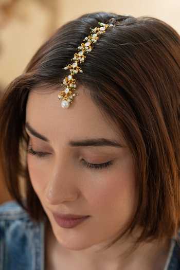 Buy_Do Taara_Gold Plated Kundan Studded Maangtikka _at_Aza_Fashions