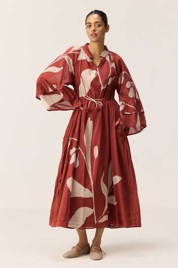 Buy_Kharakapas_Red Muslin (mulmul) Split V-neck Terracotta Print Dress _at_Aza_Fashions