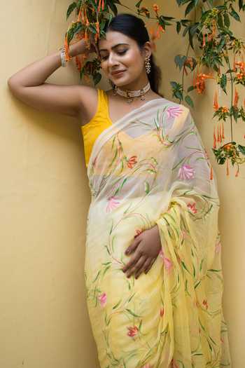 Buy_Geroo Jaipur_Yellow Chiffon, Jacquard Floral Pattern Saree With Unstitched Blouse Fabric _Online