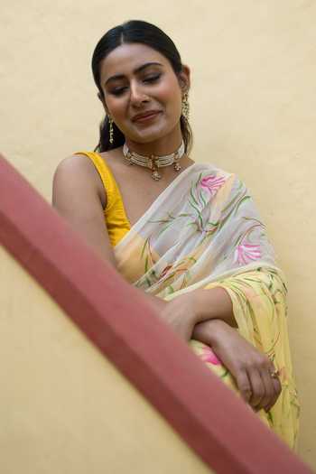 Shop_Geroo Jaipur_Yellow Chiffon, Jacquard Floral Pattern Saree With Unstitched Blouse Fabric _Online