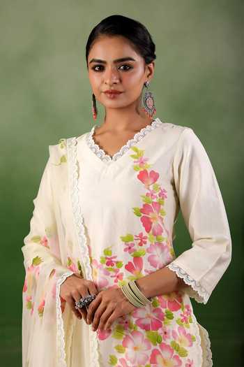 Shop_Geroo Jaipur_White Chanderi Lace V-neck Floral Handpainted Kurta Pant Set _at_Aza_Fashions