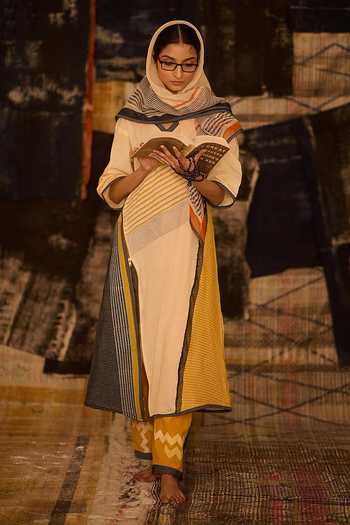 Buy_BANANA labs_Off White Cotton, Denim, Kota Doria V-neck Hand Block Print Kurta Set _Online_at_Aza_Fashions