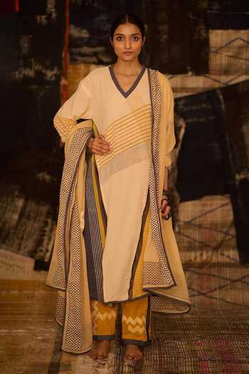 Buy_BANANA labs_Off White Cotton, Denim, Kota Doria V-neck Hand Block Print Kurta Set _at_Aza_Fashions