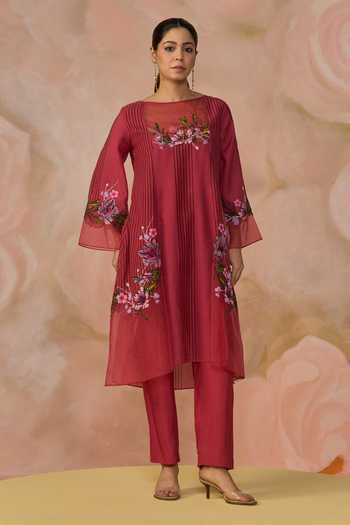 Buy_Kahani Lush_Pink Cotton Round Neck Hand Embroidered Textured Kurta And Pant Set _at_Aza_Fashions