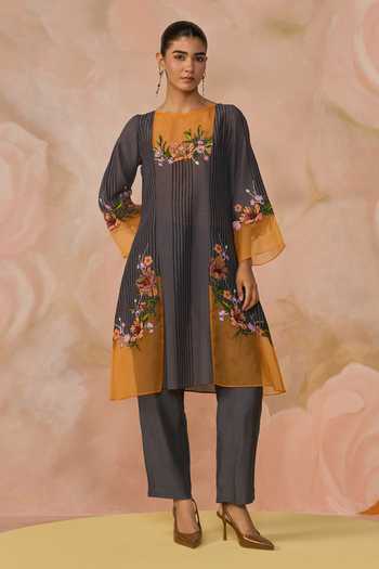 Buy_Kahani Lush_Grey Cotton Round Neck, Yes Hand Embroidered Kurta Set _at_Aza_Fashions