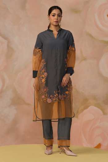 Buy_Kahani Lush_Grey Cotton Split V-neck, Yes Hand Embroidered Kurta Set _at_Aza_Fashions