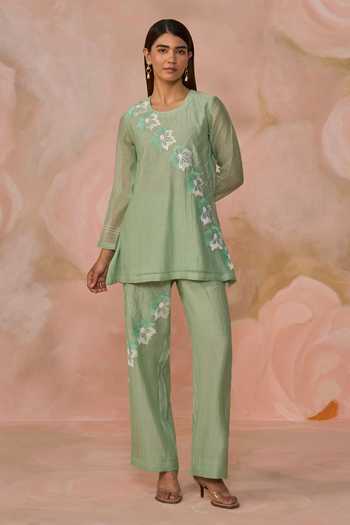 Buy_Kahani Lush_Green Chanderi Round Neck, Yes Hand Embroidered Kurta And Pant Set _at_Aza_Fashions