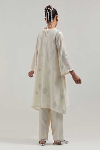 Shop_Kora_Off White Silk, Chanderi, Cotton V-neck, Yes Kurta And Pant Set _at_Aza_Fashions