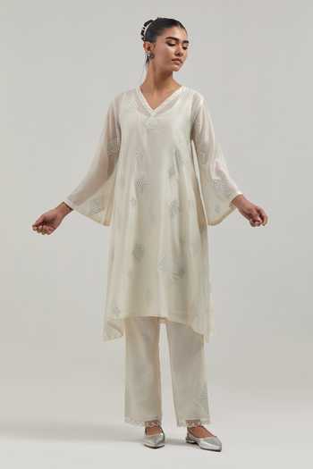 Kora_Off White Silk, Chanderi, Cotton V-neck, Yes Kurta And Pant Set _Online_at_Aza_Fashions