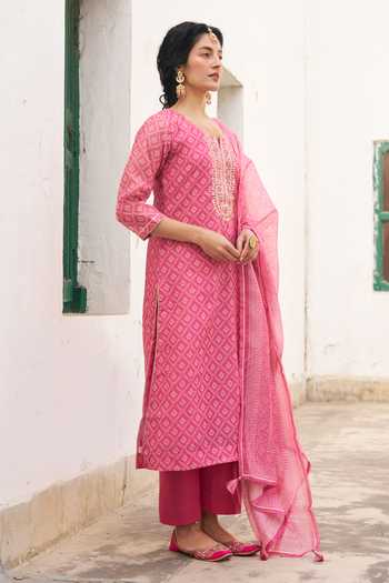 Karaj Jaipur_Pink Chanderi, Cotton Round Neck, Yes Geometric Print Kurta Pant Set _Online_at_Aza_Fashions