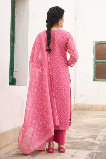 Shop_Karaj Jaipur_Pink Chanderi, Cotton Round Neck, Yes Geometric Print Kurta Pant Set _at_Aza_Fashions
