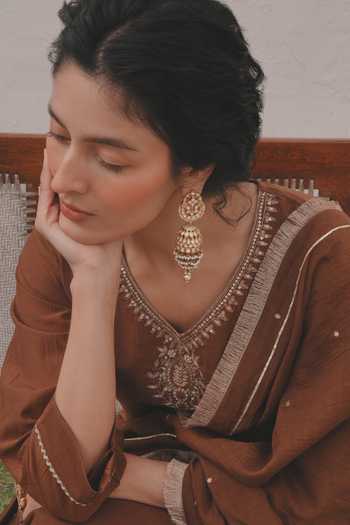 Buy_Karaj Jaipur_Brown Chanderi V-neck Placement Embroidered Kurta Set 