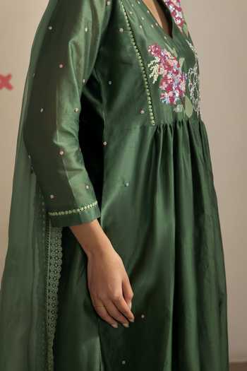 Buy_Radha Sharma_Green Chanderi, Organza V-neck Floral Placement Embroidered Kurta Set _Online_at_Aza_Fashions