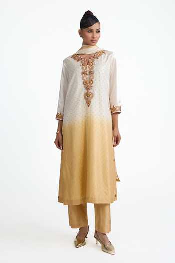 Naina Jain_Beige , Organza Split V-neck Bandhani Ombre Kurta Set _Online_at_Aza_Fashions