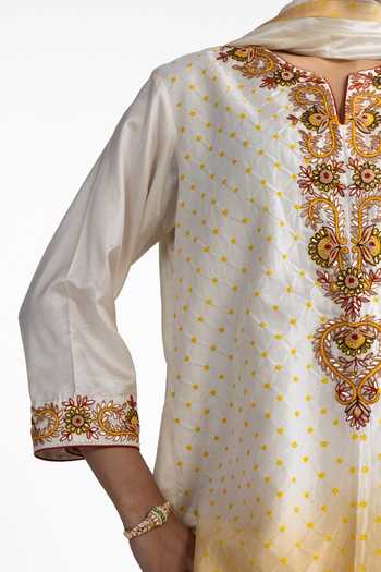Buy_Naina Jain_Beige , Organza Split V-neck Bandhani Ombre Kurta Set 