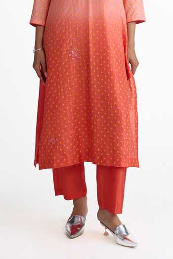 Naina Jain_Peach , Organza V-neck Pure Bandhani Ombre Kurta Set _Online_at_Aza_Fashions
