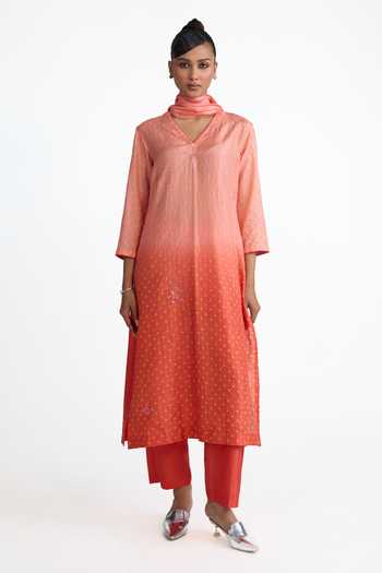 Buy_Naina Jain_Peach , Organza V-neck Pure Bandhani Ombre Kurta Set _at_Aza_Fashions