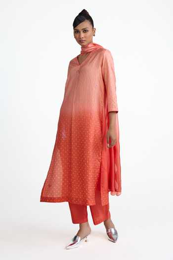 Shop_Naina Jain_Peach , Organza V-neck Pure Bandhani Ombre Kurta Set _Online_at_Aza_Fashions