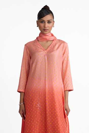 Naina Jain_Peach , Organza V-neck Pure Bandhani Ombre Kurta Set _at_Aza_Fashions