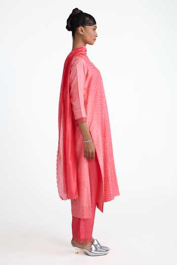 Naina Jain_Pink , Organza V-neck, Yes Bandhani Pattern Kurta Set _Online_at_Aza_Fashions