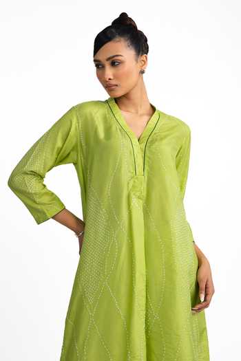 Naina Jain_Green Silk V-neck Bandhani Maze Kurta And Pant Set _Online_at_Aza_Fashions
