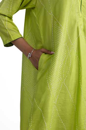 Buy_Naina Jain_Green Silk V-neck Bandhani Maze Kurta And Pant Set _Online_at_Aza_Fashions