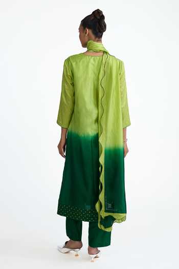 Shop_Naina Jain_Green Silk, Organza V-neck Mirror Embroidered Bandhani Kurta Set _at_Aza_Fashions