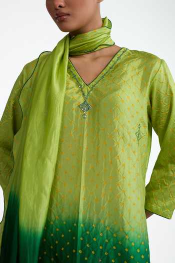Buy_Naina Jain_Green Silk, Organza V-neck Mirror Embroidered Bandhani Kurta Set _Online_at_Aza_Fashions