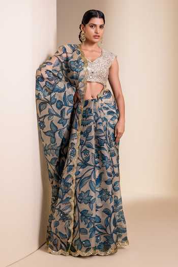 Aamra By Lavanya_Ivory Organza, Georgette V-neck Kalamkari Pattern Saree With Blouse _Online_at_Aza_Fashions
