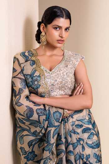 Aamra By Lavanya_Ivory Organza, Georgette V-neck Kalamkari Pattern Saree With Blouse _at_Aza_Fashions