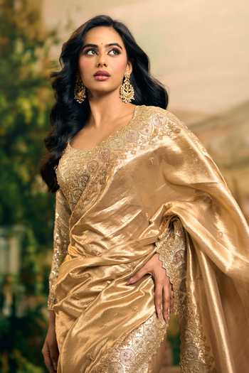 Samyukta Singhania_Gold Tissue Scoop Neck Banarsi Saree And Blouse Set 